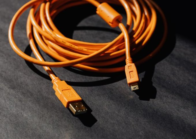 Długi kabel USB zapewniają bezpieczeństwo i ochronę smartfona