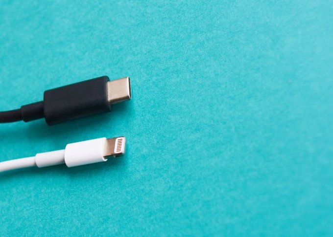 Kabel Lightning i USB-C ułożone obok siebie do porównania