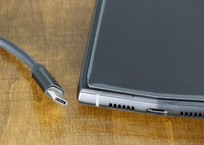 Kabel USB-C obok smartfona