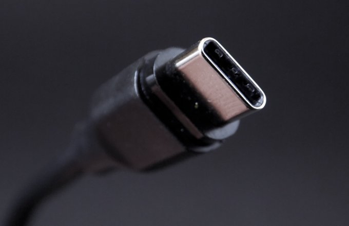 Kabel USB-C przygotowany do podłączenia kabla HDMI