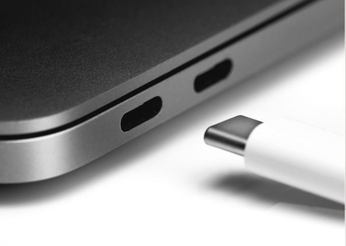 Końcówka kabla USB-C z kompatybilnym gniazdem w smartfonie