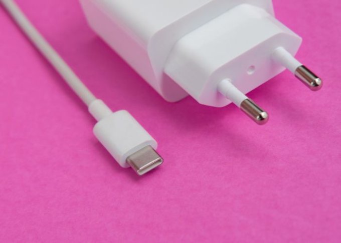 Przewód USB-C podłączony do ładowarki do smartfona