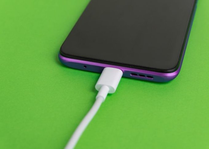 Telefon ładowany za pomocą szybkiego kabla USB-C